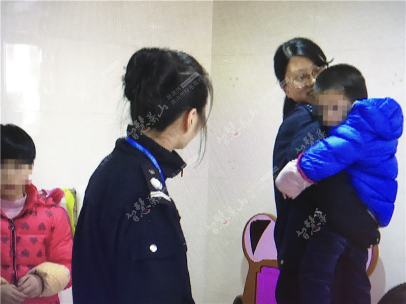 萧山女警看望福利院儿童