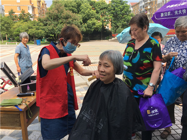 银河社区:开展广场便民服务