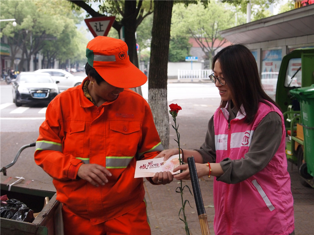 鲜花贺卡送女环卫工.jpg