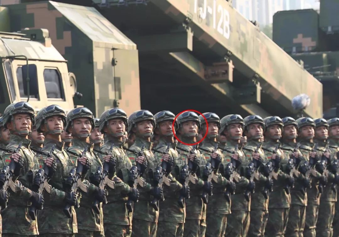 国庆阅兵式自行火炮方队中,有位戴村"兵哥哥"!