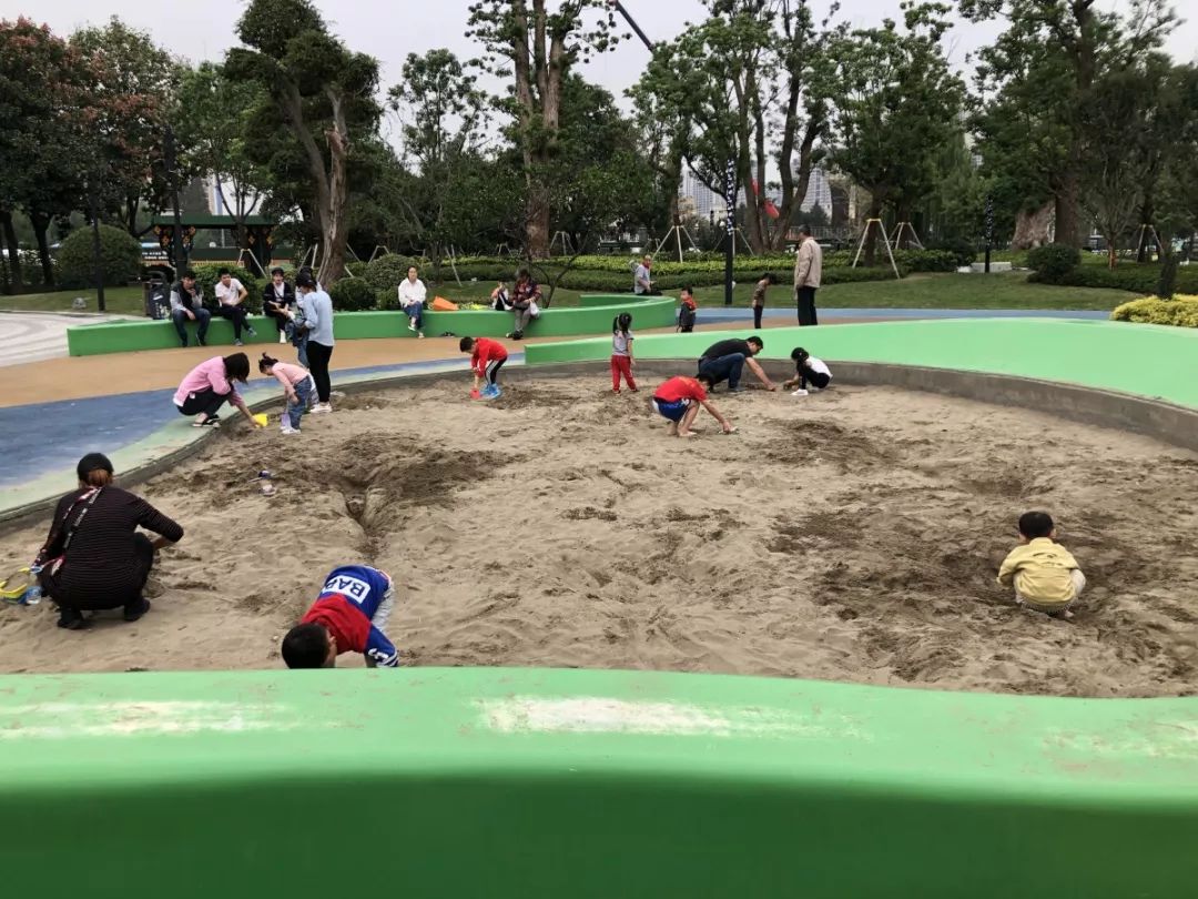 儿童游玩沙坑