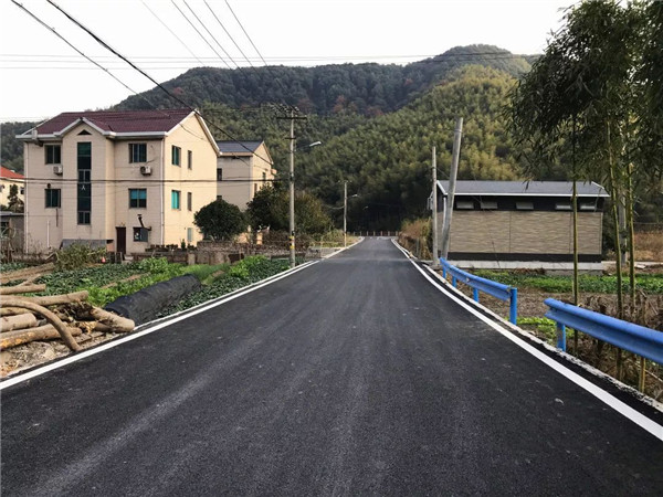 路的建设,使农村道路交通得到了很大的改善,大大提高了乡村的整体面貌