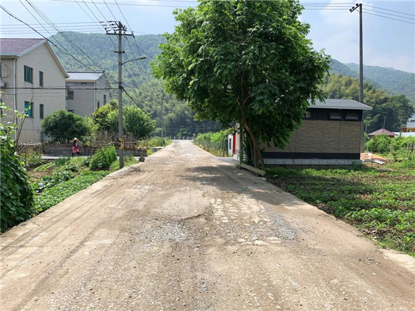 路的建设,使农村道路交通得到了很大的改善,大大提高了乡村的整体面貌