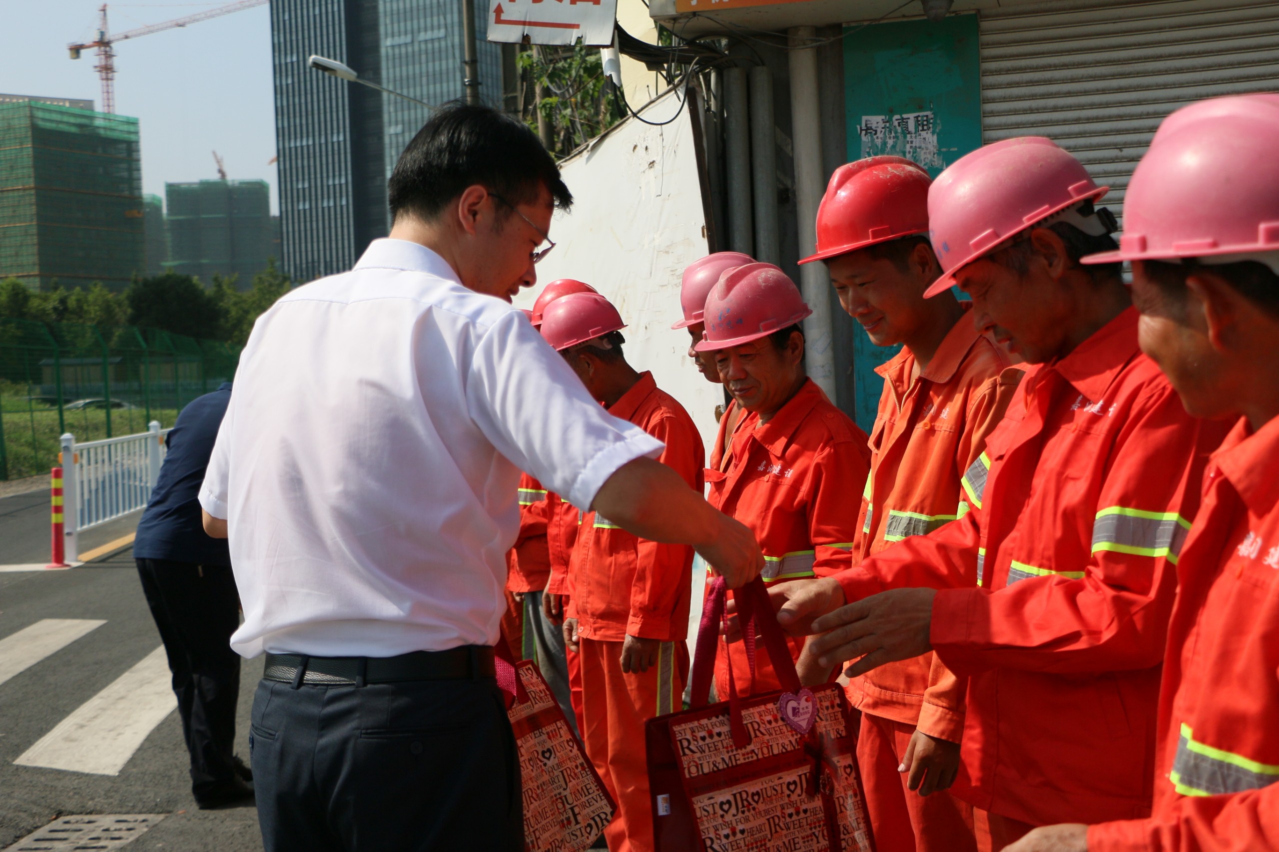 盈丰街道高温慰问