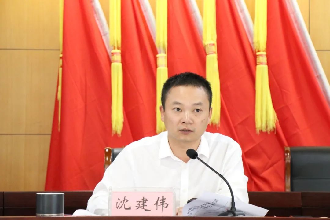 城建副镇长沈建伟布置低收入农户"一户一册一干部"工作.