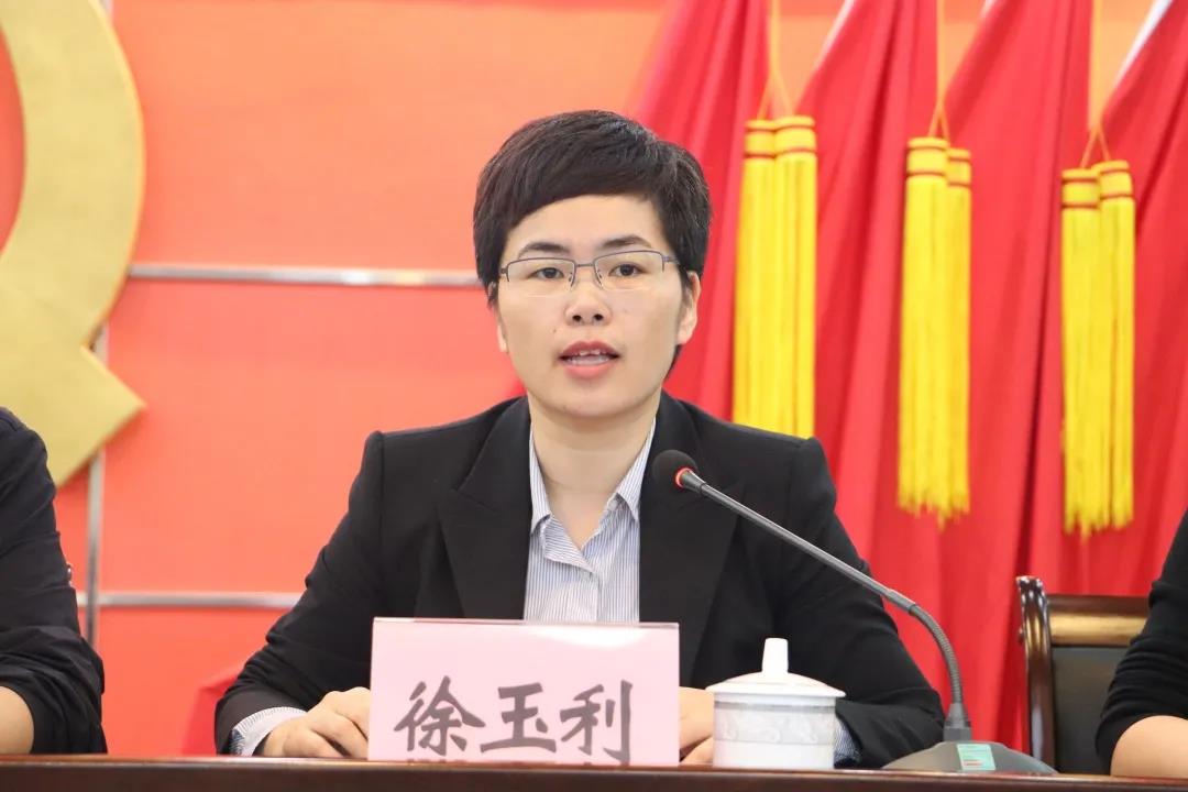 街道党工委副书记徐玉利作社区组织换届工作部署 与会人员观看换届