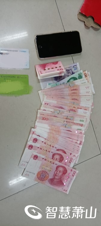 四千多元现金遗忘在公交车上,司机完璧归赵