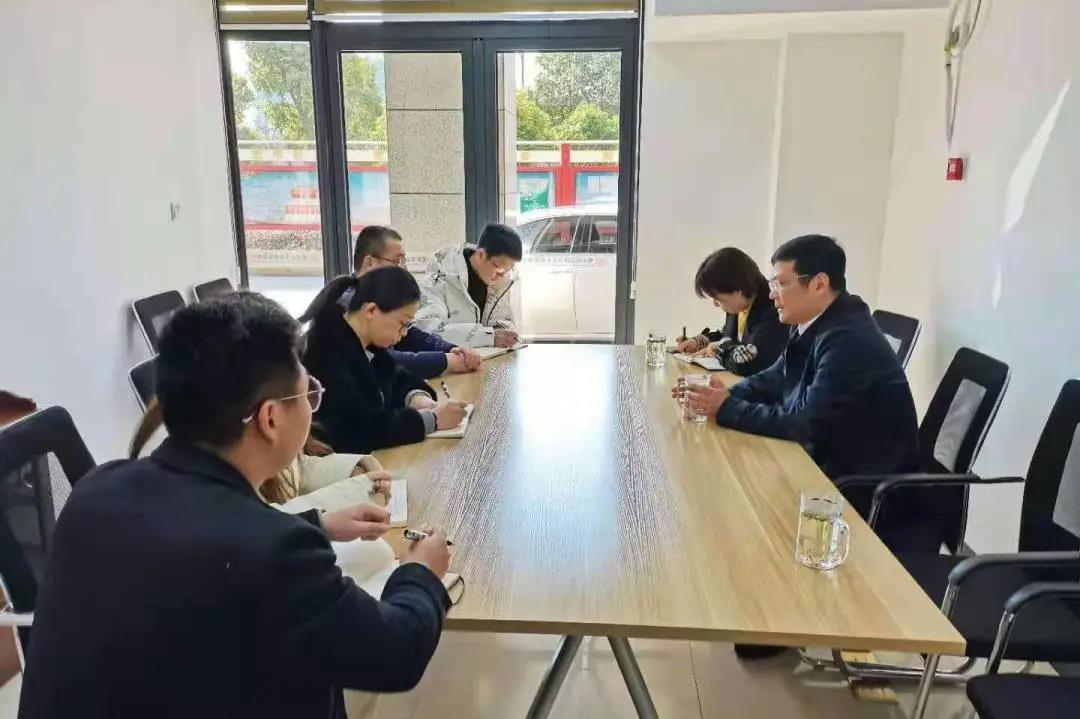 街道党工委副书记,办事处主任周志军带队走访联华社区,沙里吴村等.