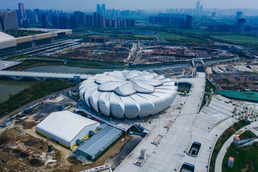 作为杭州2022年亚运会网球场馆,其中"小莲花(决赛场地)是目前国内