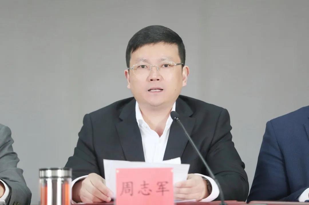 街道党工委副书记,办事处主任周志军主持会议,并传达学习了区"两会"