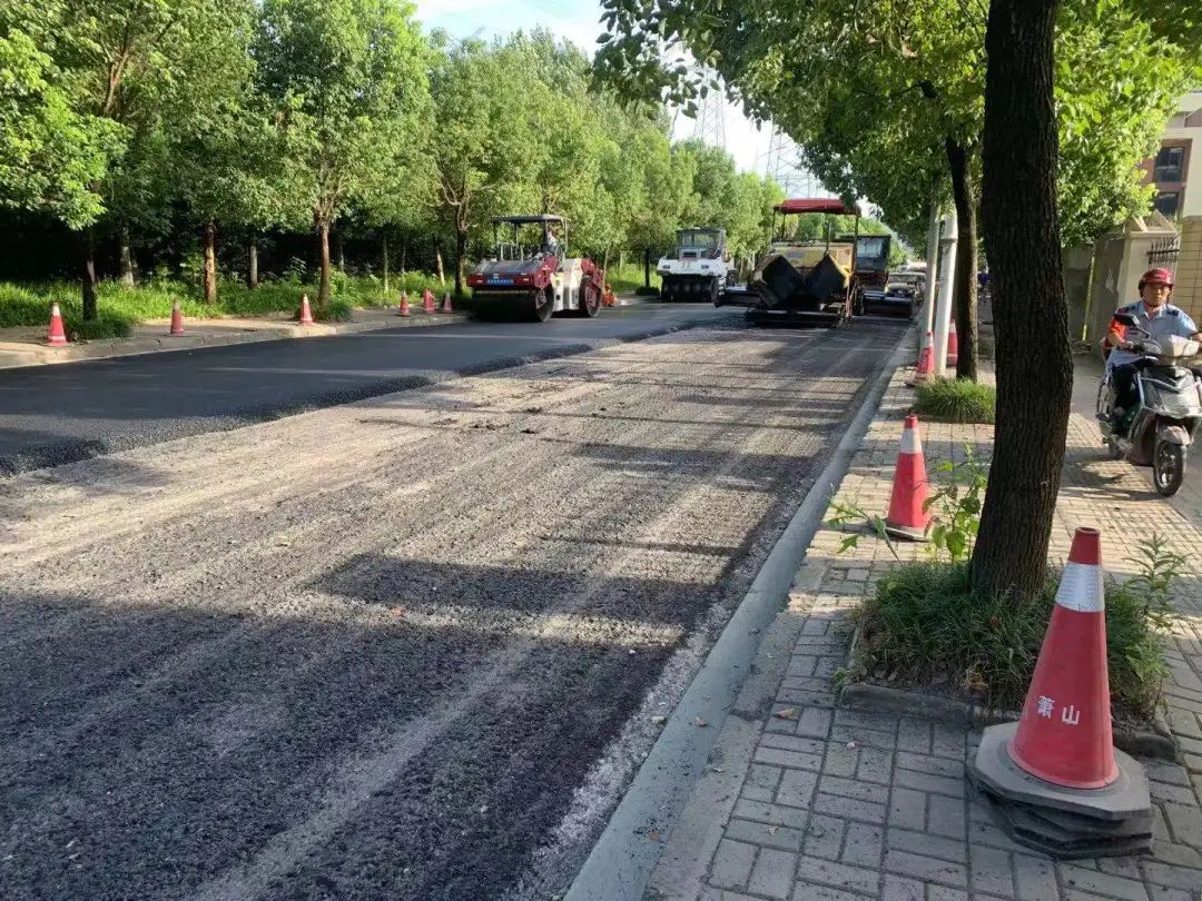 南阳街道四好农村路沥青摊铺