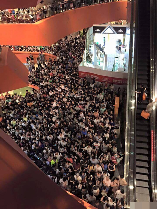 香港宜家减价 市民疯狂抢购致满地狼藉