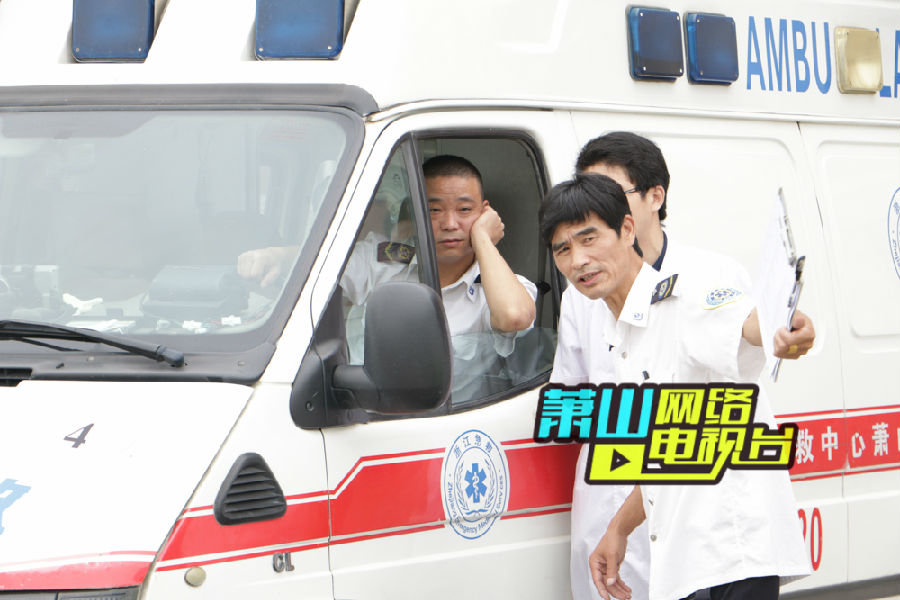 比赛裁判向救护车司机介绍相关赛程.记者 项丹摄