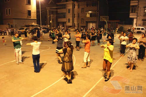 义桥西山村村民跳起了时髦的佳木斯健身舞