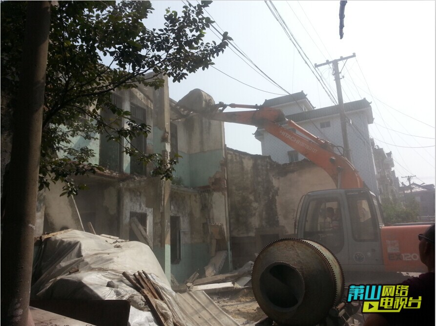 新塘街道拆除朱风标故居内一户多宅
