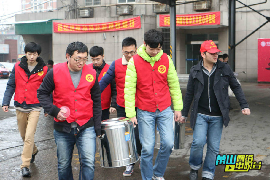 团区委开展爱心送粥 青暖萧然腊八送粥志愿活