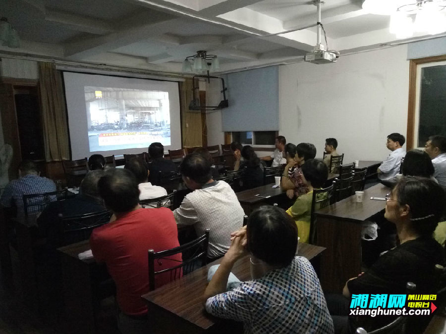 汇宇社区党组织党员收看党建好声音系列短片