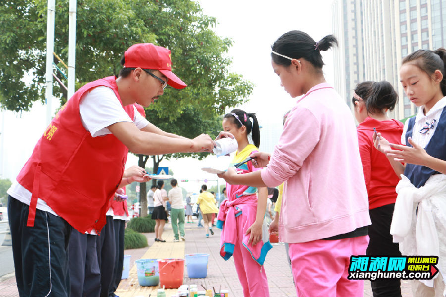 志愿者墙绘三生融合 向美丽萧山献礼