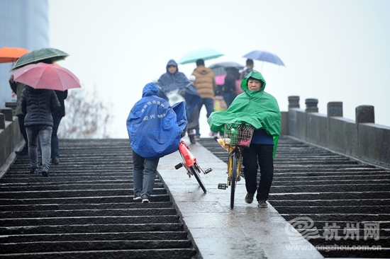 雨天湿滑大家骑车注意安全