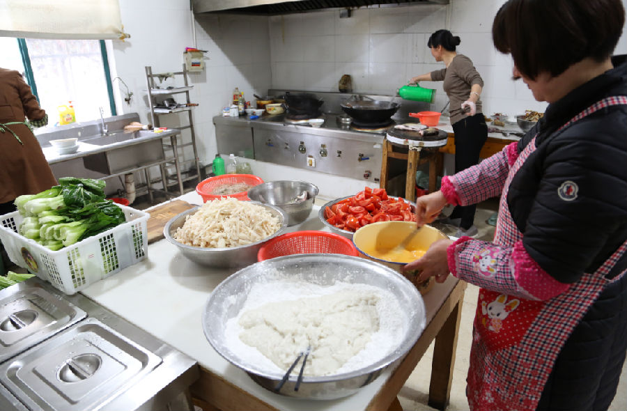 浦阳镇开展迎清明做艾饺活动