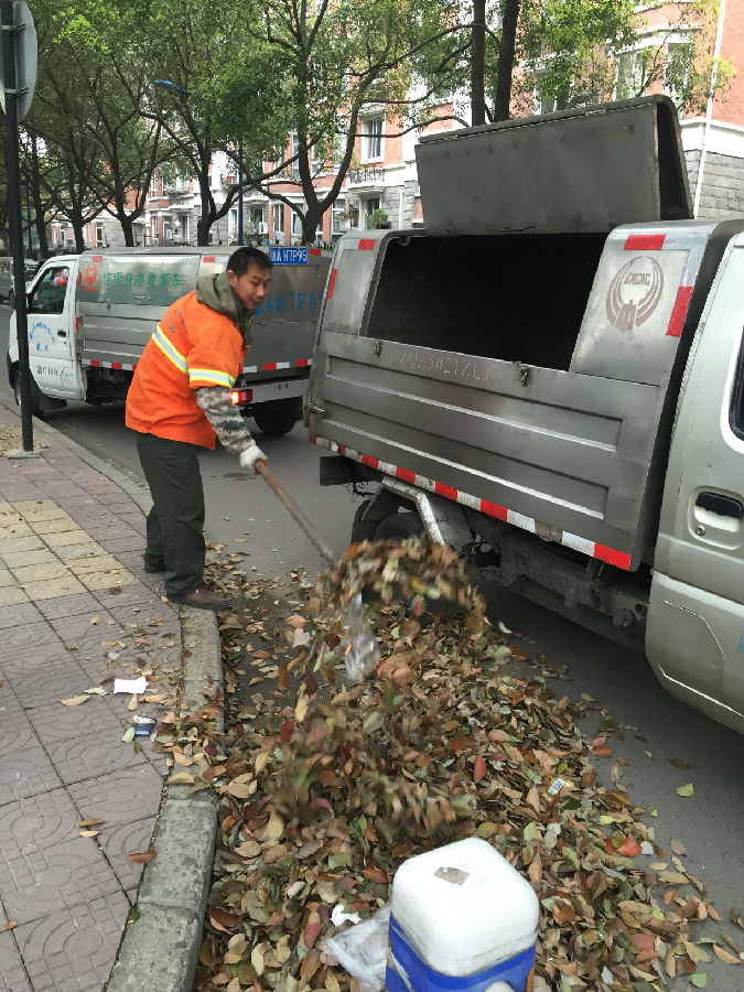 环卫处及时清扫清运辖区道路落叶_湘湖网_湘