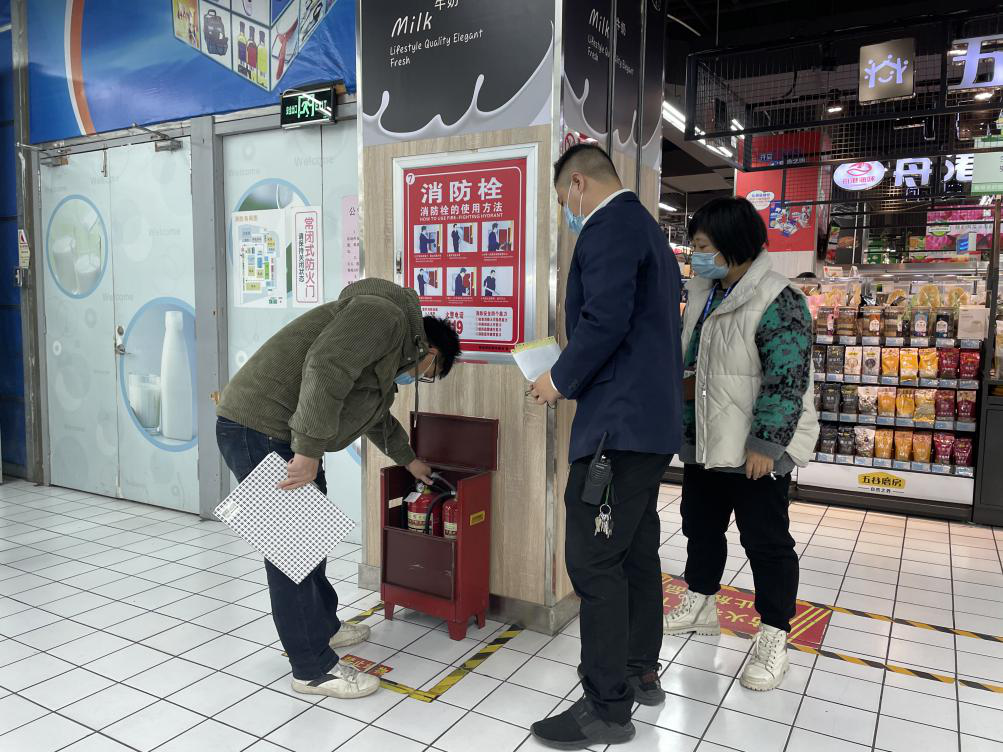 县经济商务局开展元旦节前重点超市企业安全生产大检查