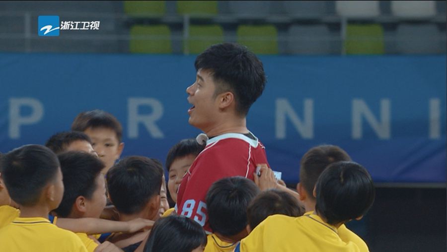 世界足球先生菲戈空降奔跑吧挑战史上最混乱百人足球大战