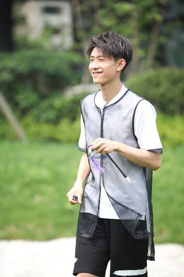 高能少年团杨紫成选美冠军张一山开启吃播模式