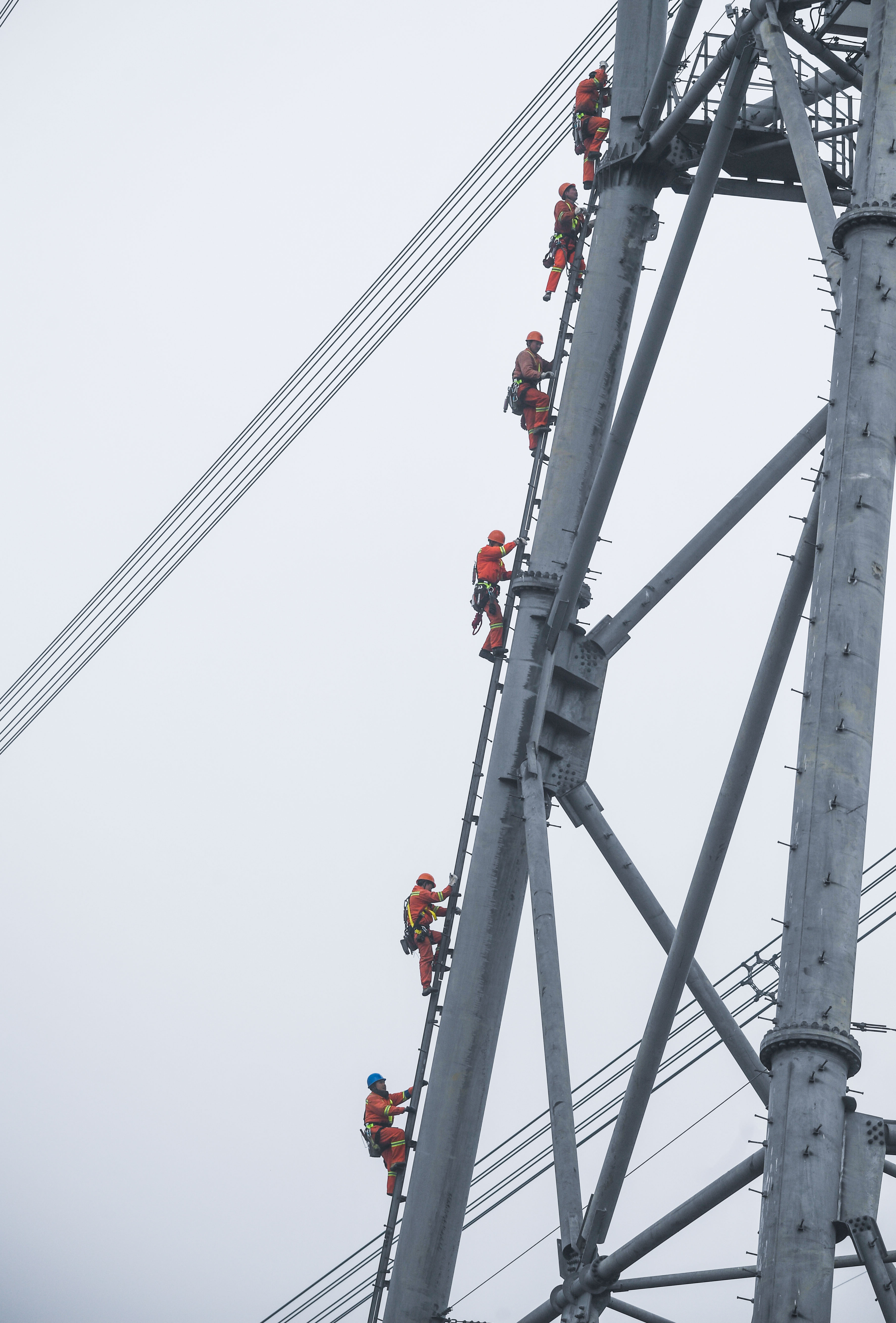 8,春节期间,电力工人对1000千伏皖电东送特高压工程进行改接施工.