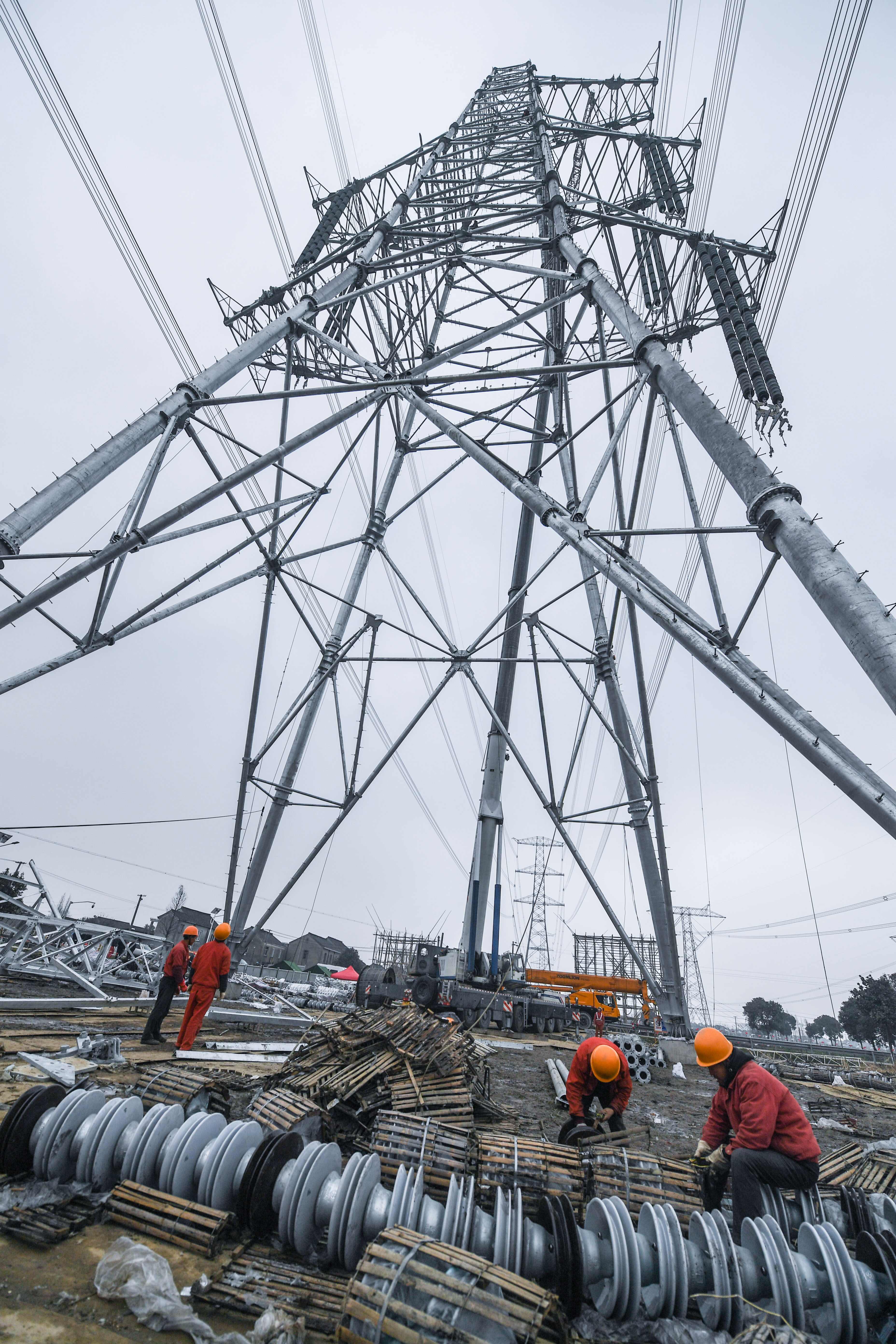 2,春節期間,電力工人對1000千伏皖電東送特高壓工程進行改接施工.