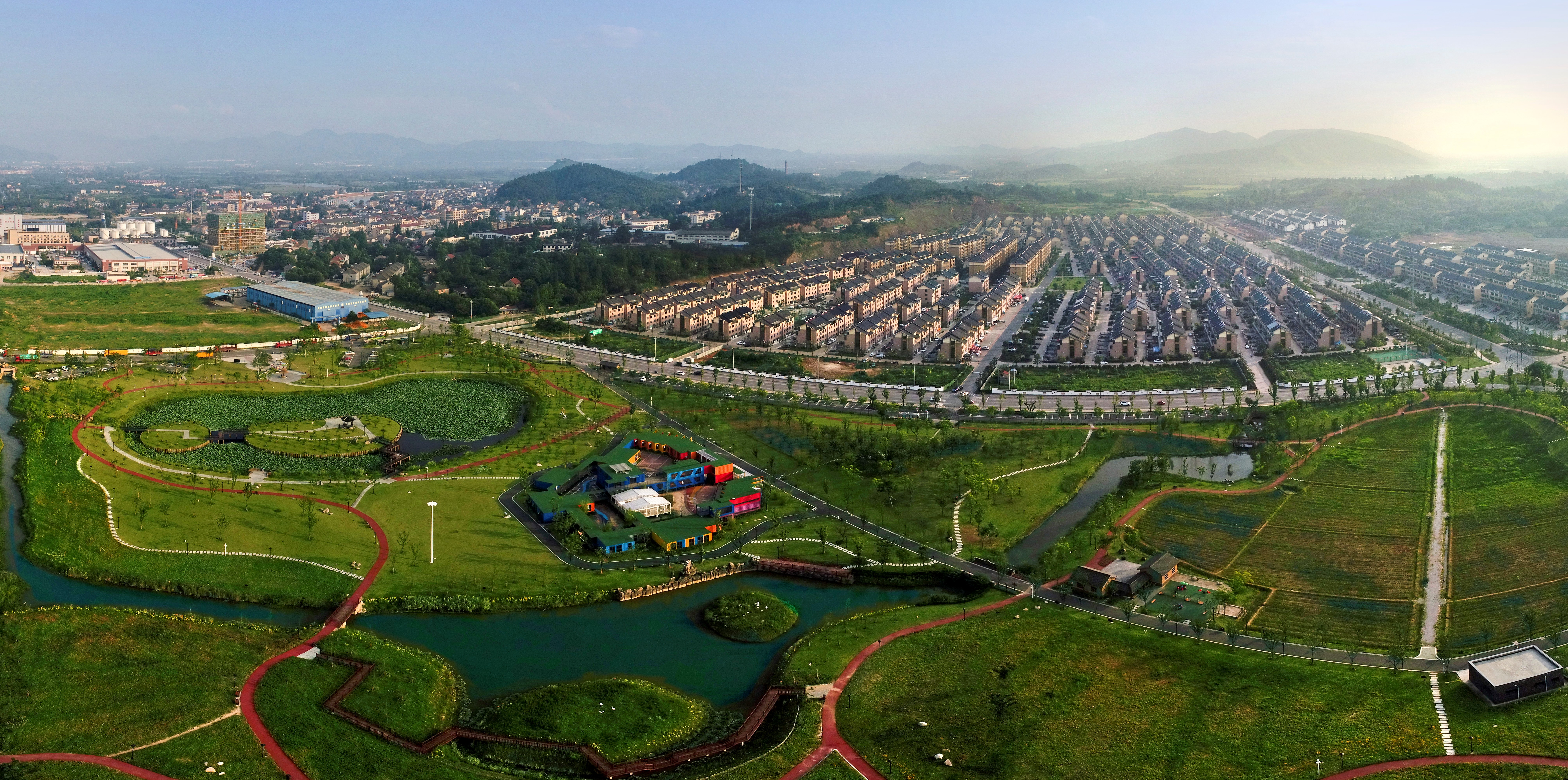 安吉县梅溪镇党委书记符海滨表示,今年,梅溪镇将以西苕溪水孕资源为