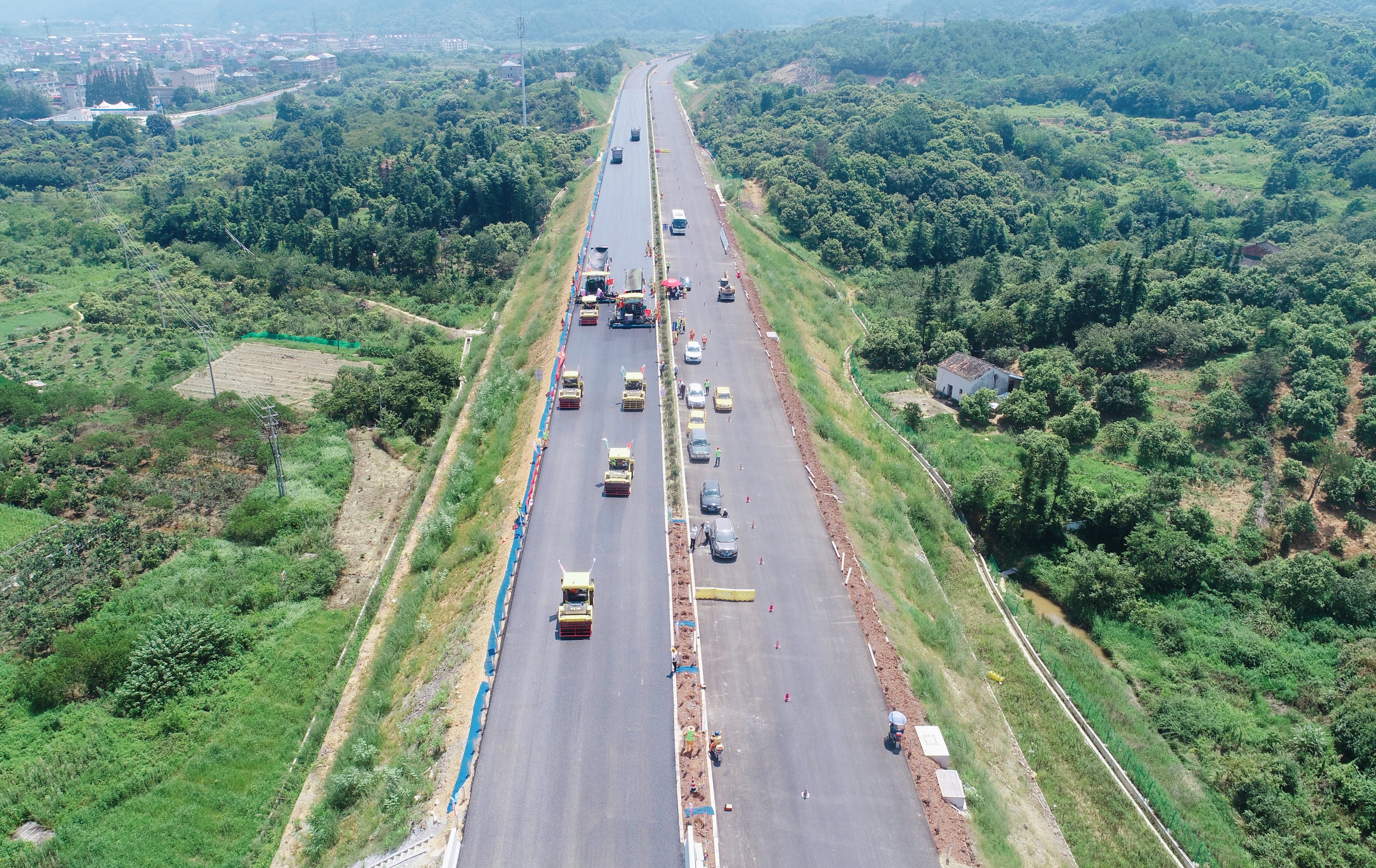 顶烈日踏高温建金高速正式进入沥青路面上面层施工
