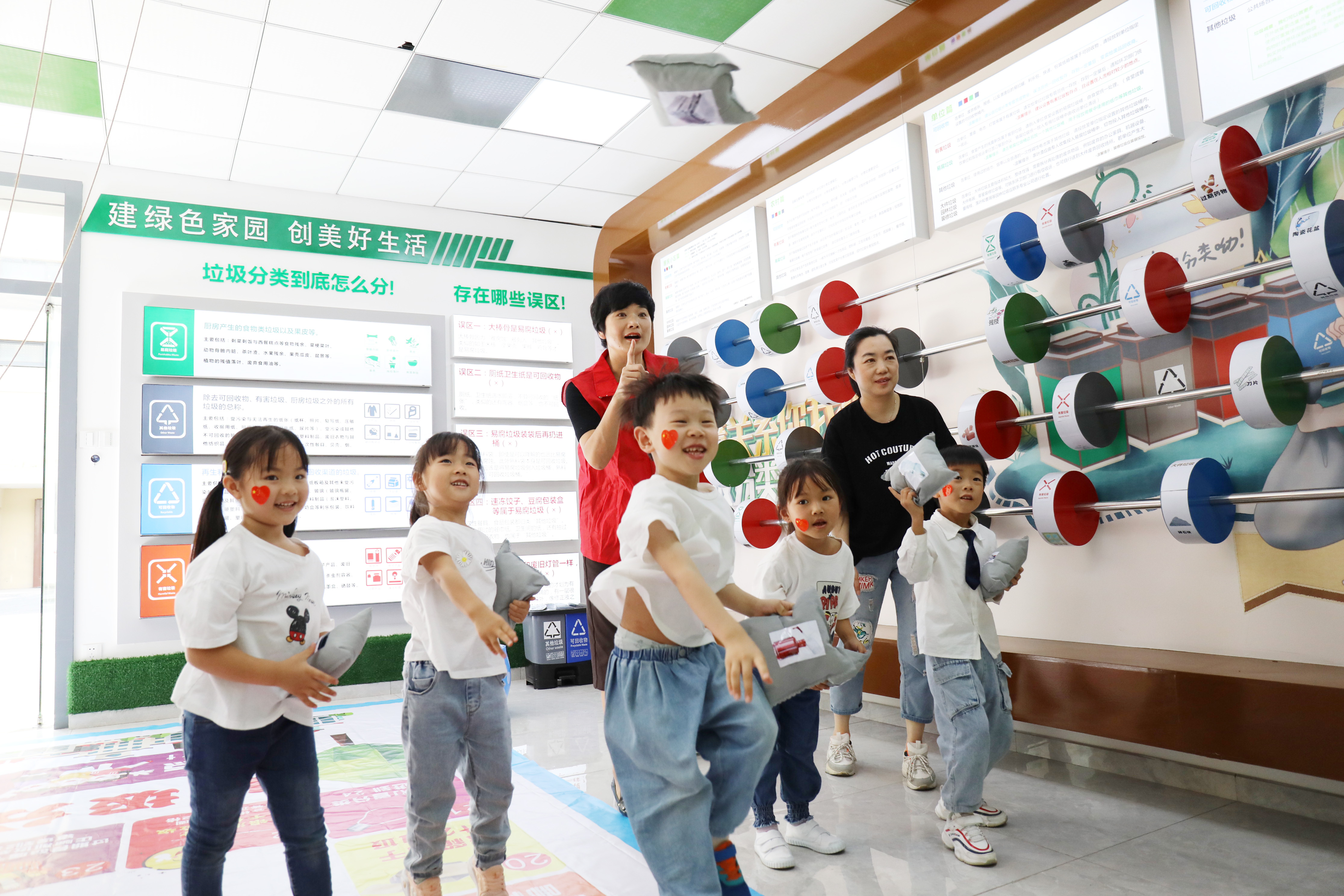 小朋友正在参与垃圾分类互动小游戏