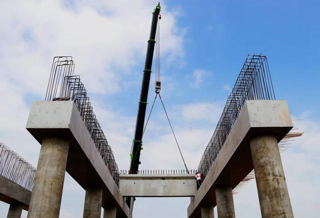 金华港婺城港区罗洋作业区预制梁板首架成功