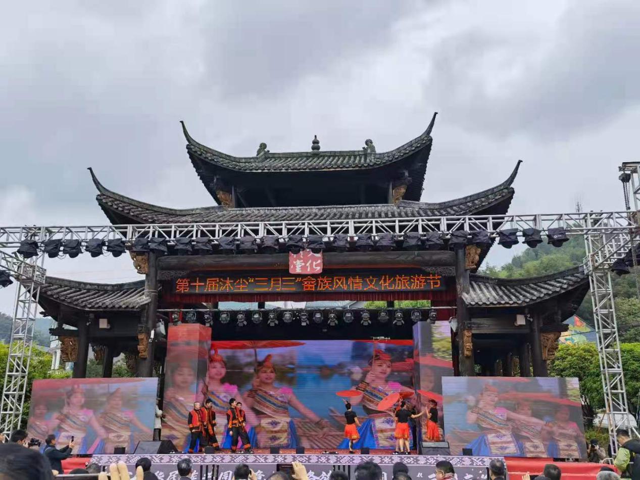 龙游县委常委,统战部部长郑国华发表热情洋溢的欢迎致辞,对沐尘畲族乡