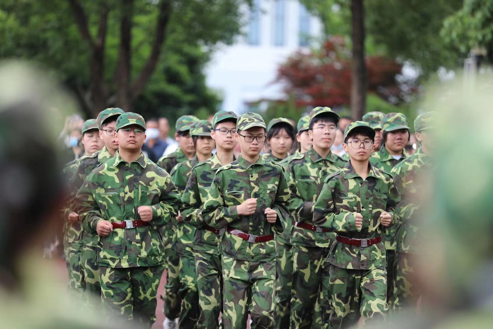 浙江湖州:新生军训强体魄