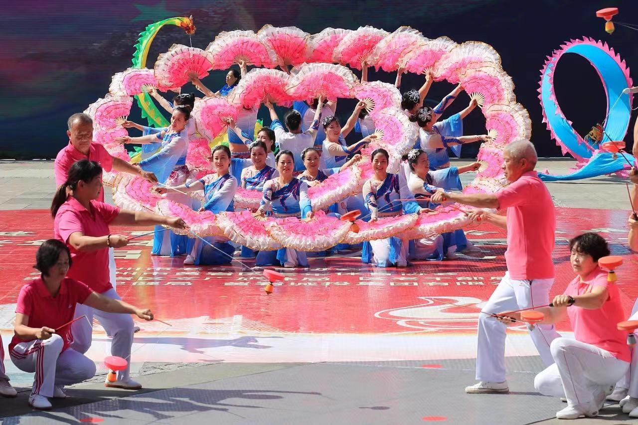 《中国朝前走》,掀开了活动的序幕;彩绸翻飞,队形变换,健身舞《东方红