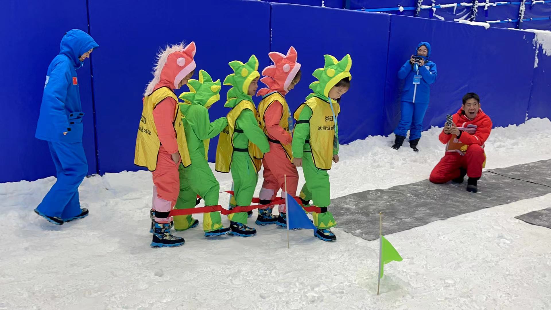 成为了整个商场的人气王,越来越多的慈溪孩子走上滑雪场,开始了特别的