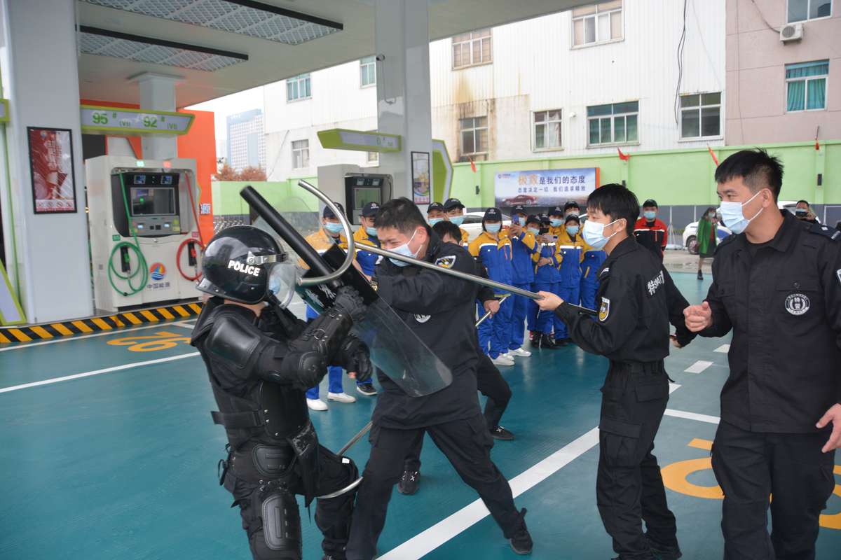 溫嶺市局巡特警大隊城東中隊到九龍加油站開展反恐防暴演練活動