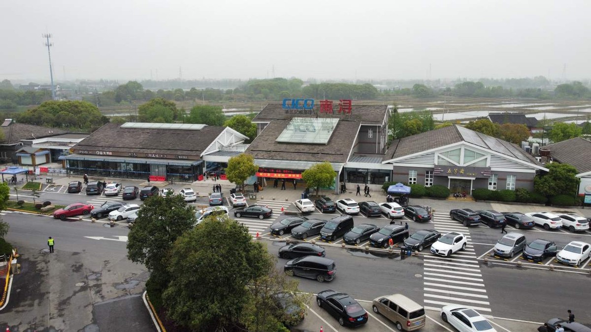 此外,该中心所属各高速将严格落实疫情防控要求,沿线服务区全面落实"