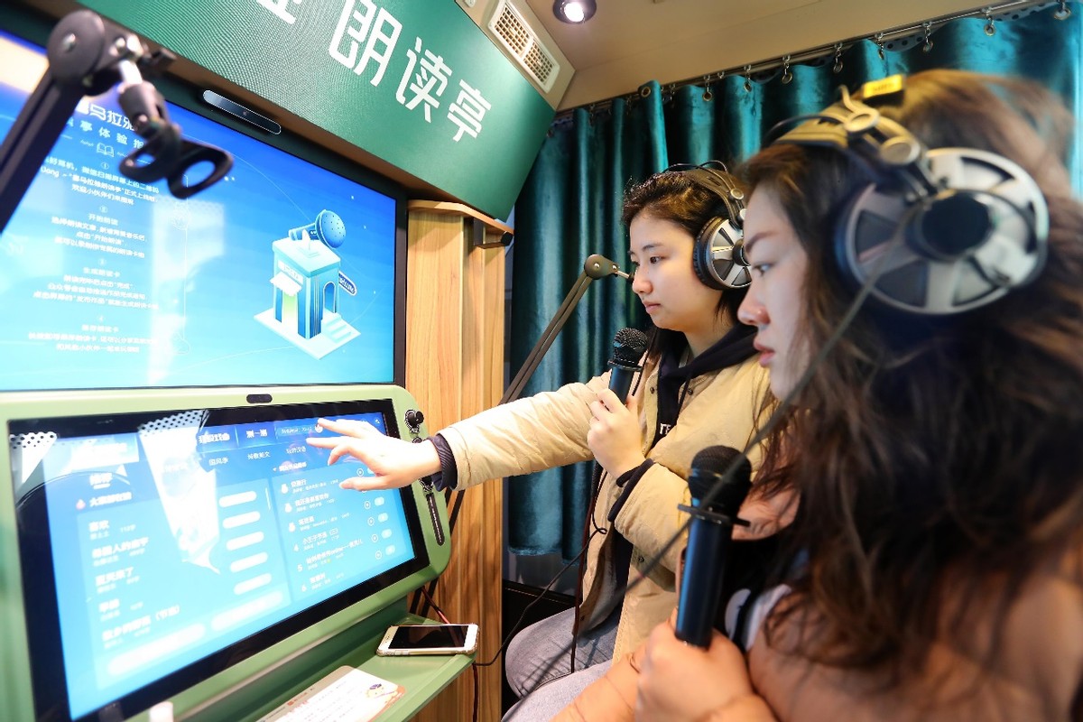 在书店里引进了新型数字化阅读设备,打造特色有声书店,推广"听书"的