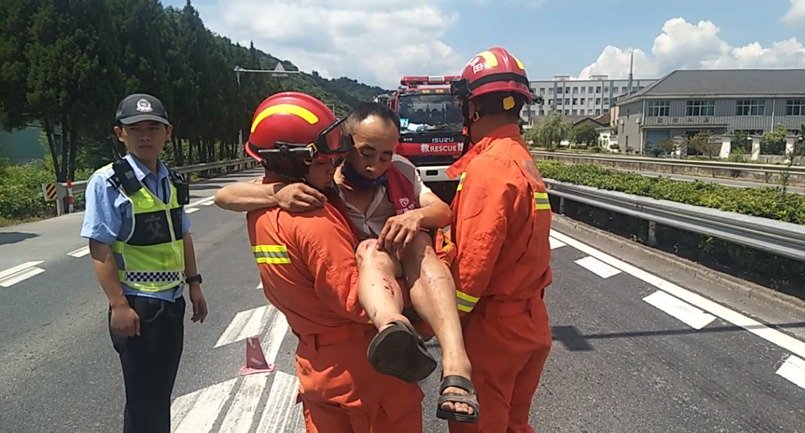 烈日炎炎大哥感受了一把蓝朋友的公主抱