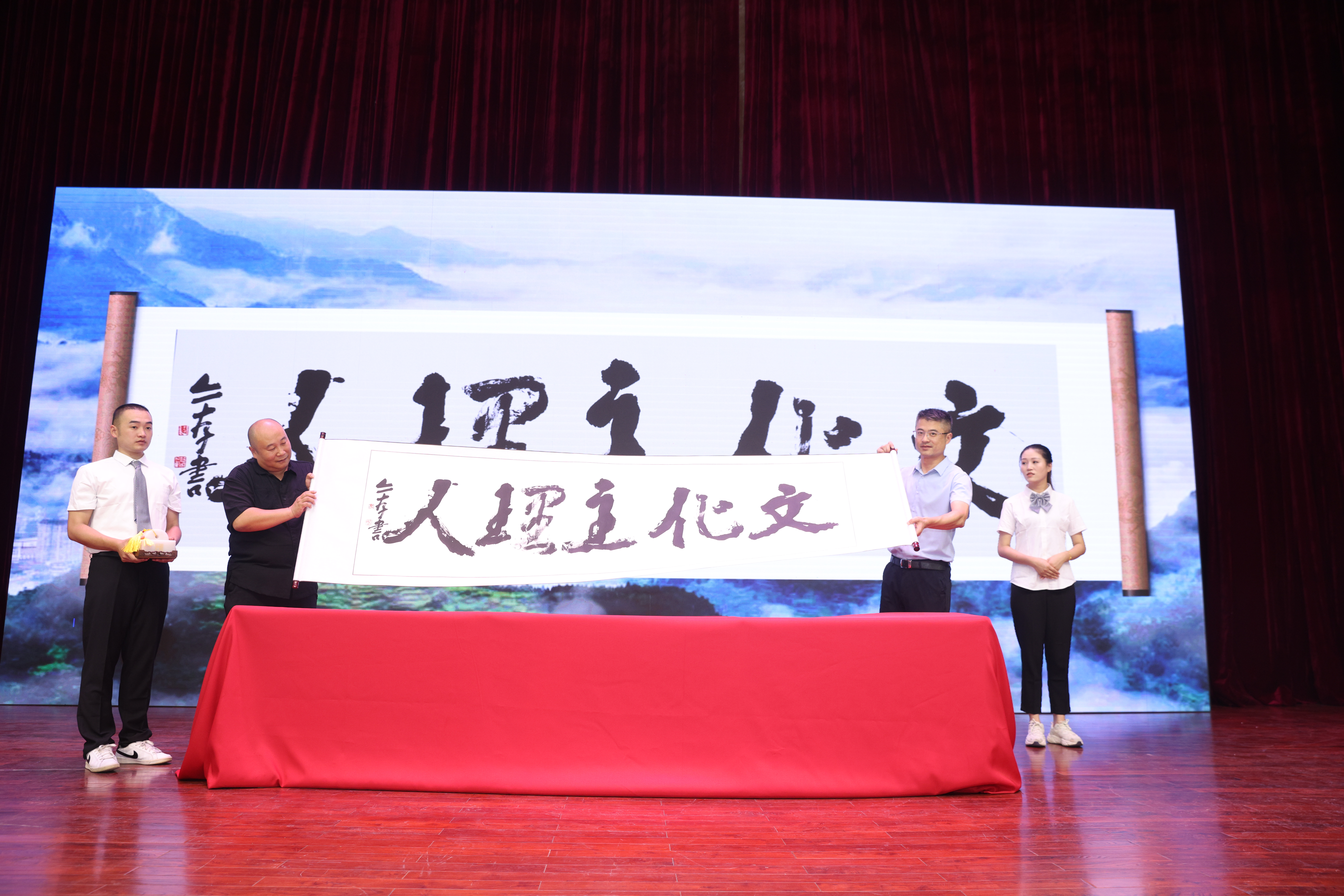 温州市文化广电旅游局党组成员,副局长马知遥对文成"文化主理人"项目