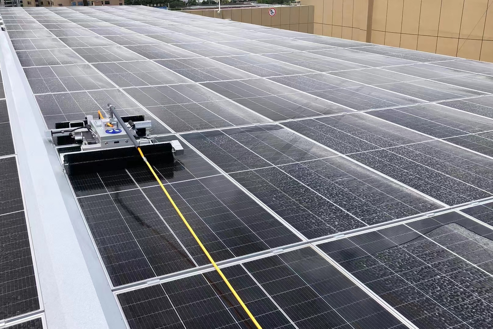 国网苍南县供电公司首次试点应用光伏智能清扫机器人