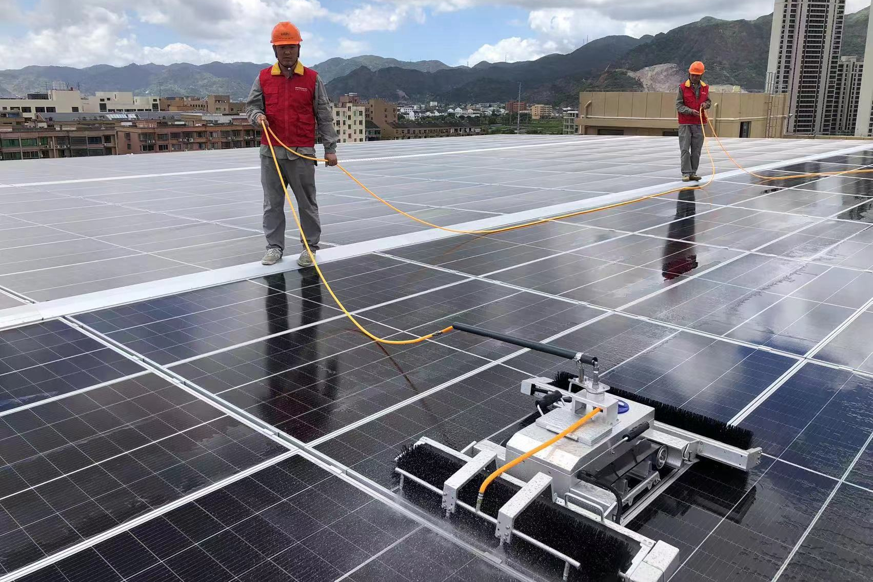 的人工清洗方式,需耗时一天才能完成,而通过光伏智能清扫机器人的助力