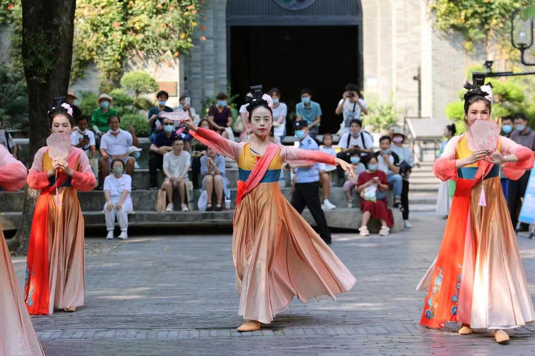 八月十五"三秋恰半",顾名"中秋",这一传统节日在宋朝民间兴盛.
