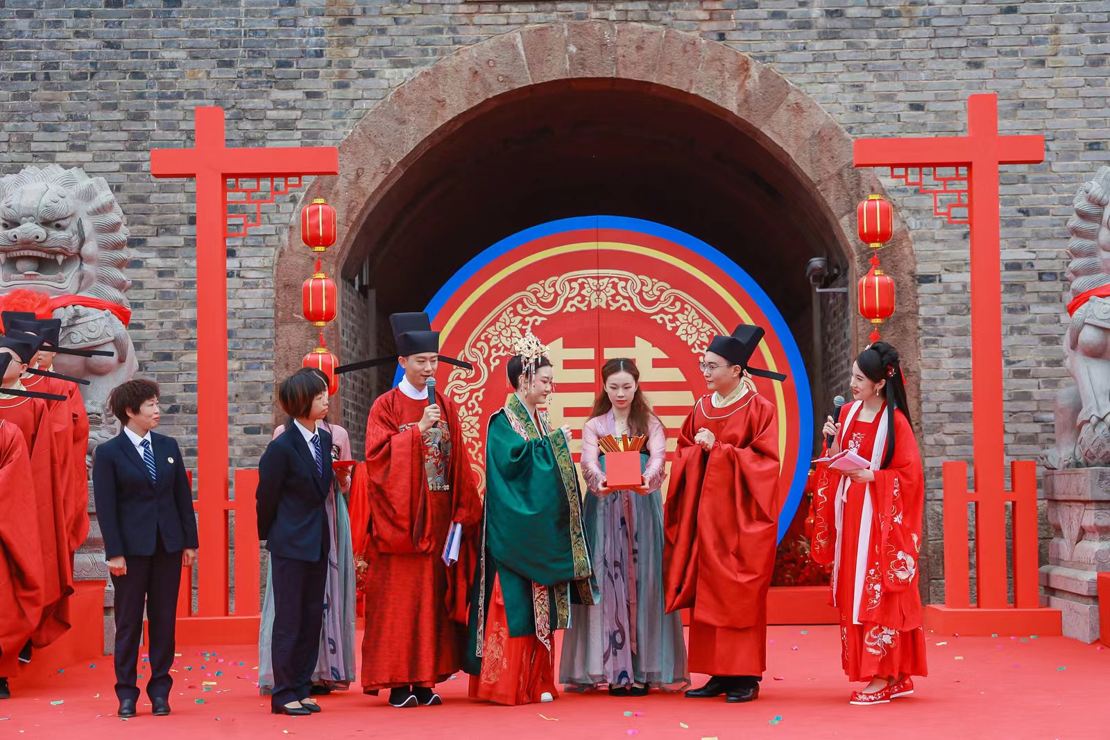 参加此次集体婚礼的有投身科研的高精尖人才,有教书育人的人民教师