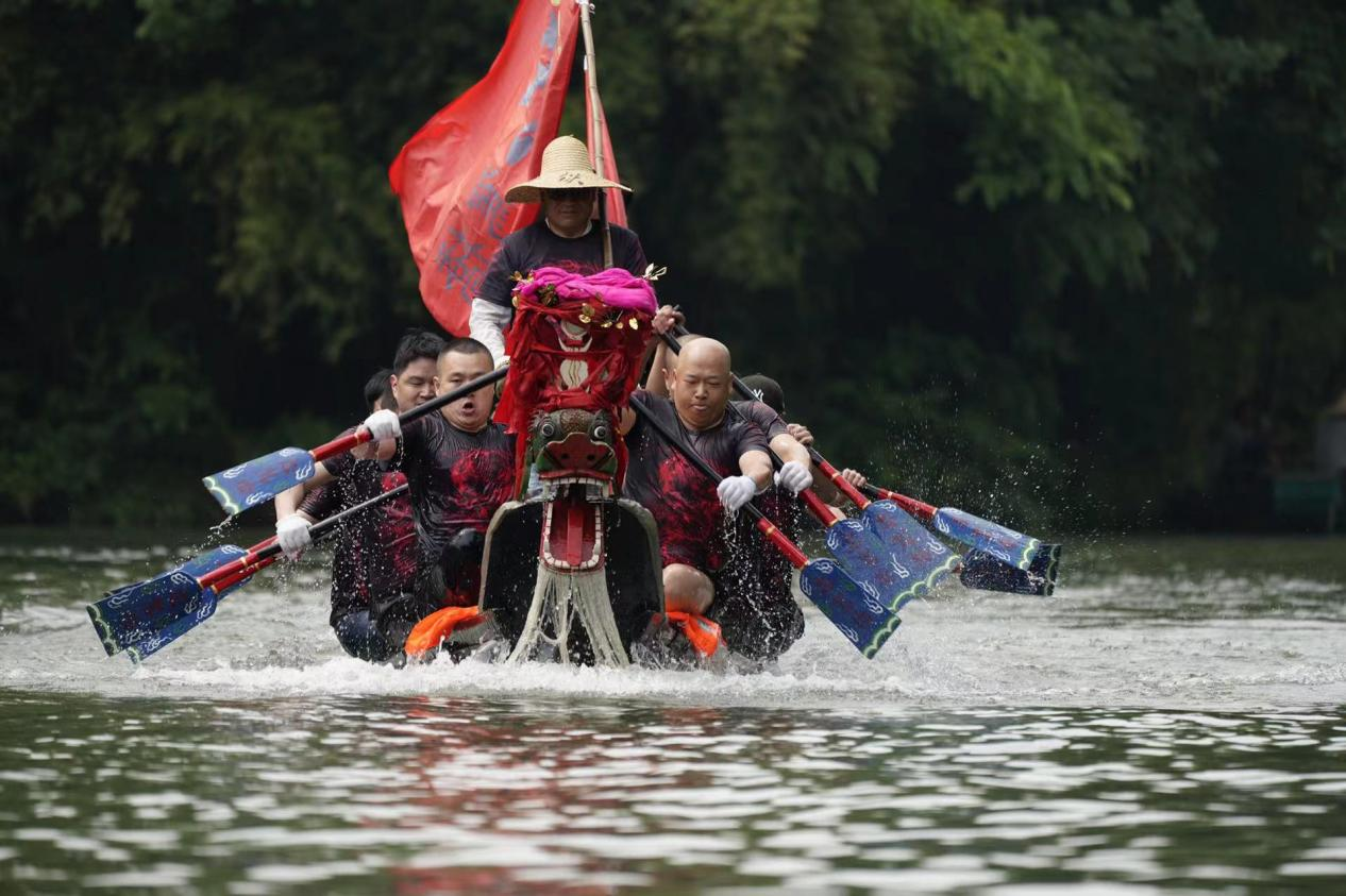 临近,蒋村街道竞渡社区蒋村村的村民们也开始紧张备战蒋村龙舟胜会