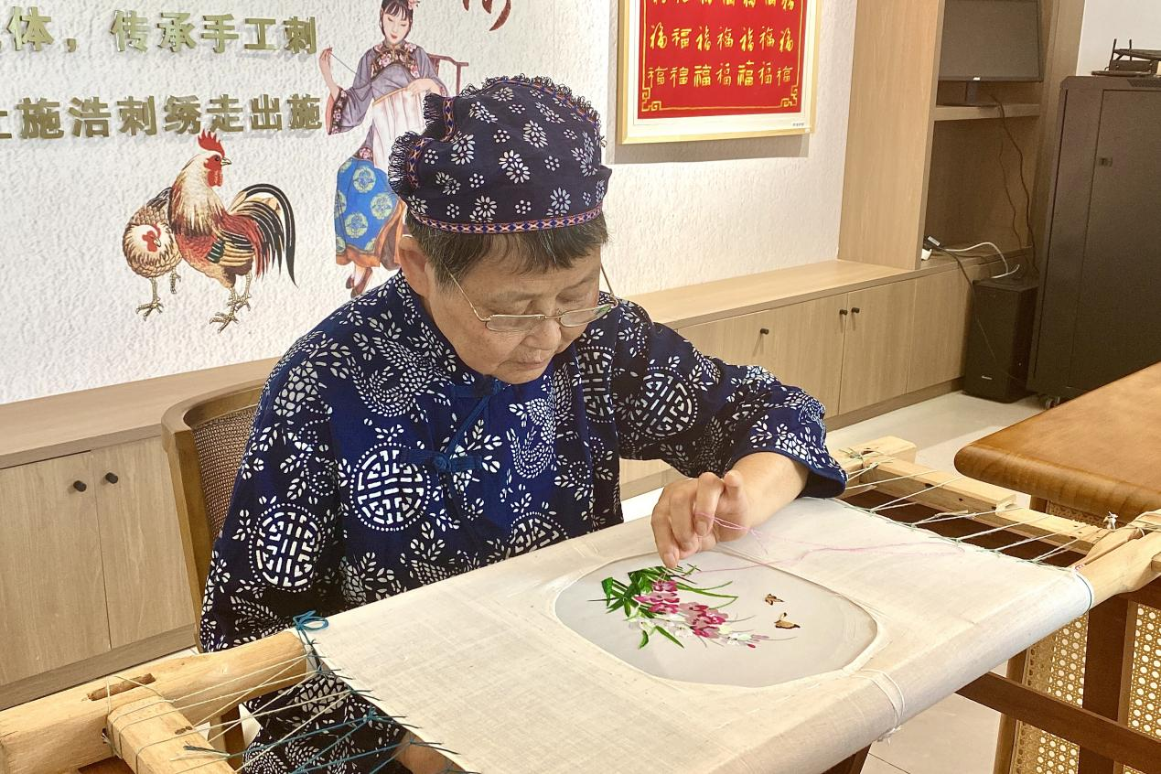 35名绣娘拾起银针,织出“共富工坊”