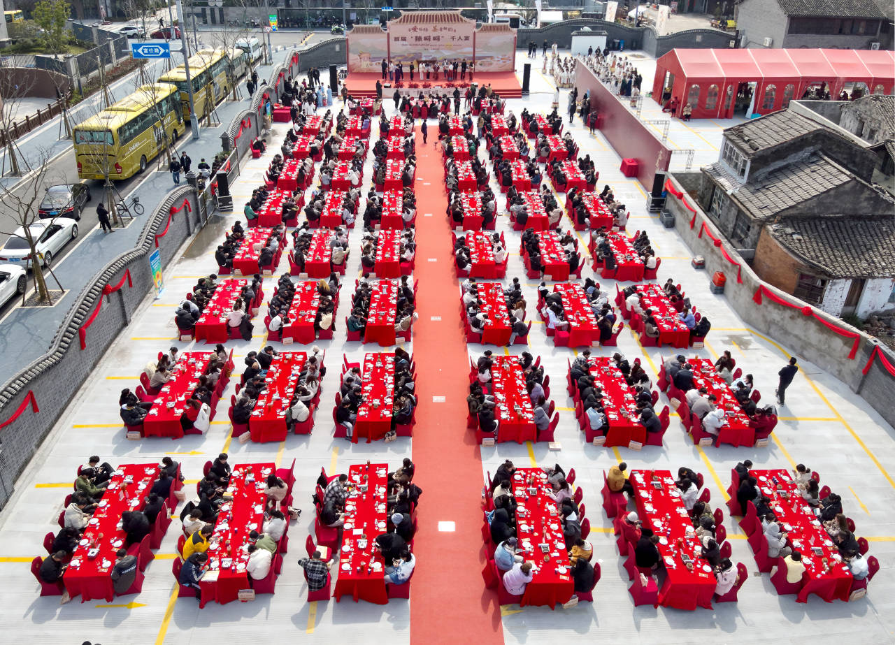 姜香独韵辣出圈路桥十里长街举行辣呵呵千人宴